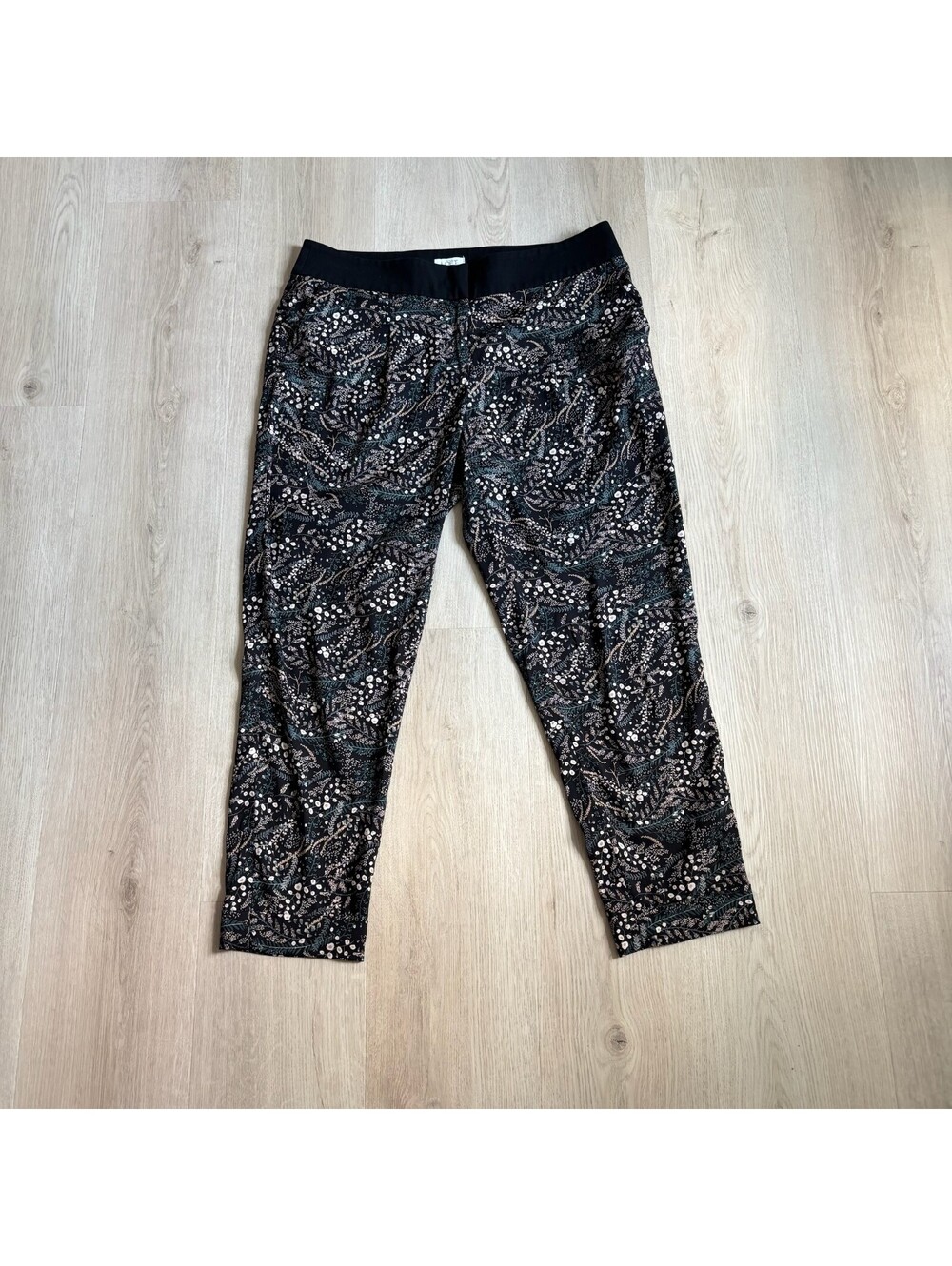 Loft EUC Women's Black Floral Print Sateen Cropped Pants Size 8P